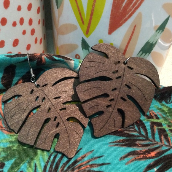 NWT Wooden Palm Leaf Dangle EARRINGS - Picture 4 of 7